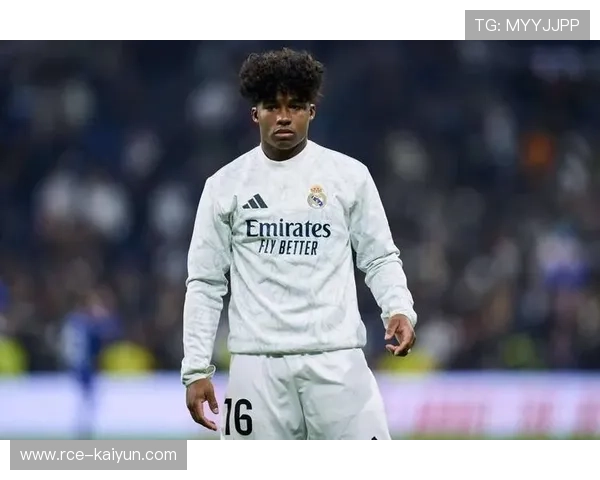 恩德里克头球中柱瞬间，皇马新星错失救主良机